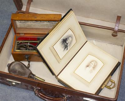 Lot 407 - AN EARLY 20TH CENTURY LEATHER TRAVELLING CASE
