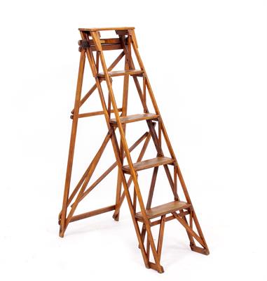 Lot 435 - A SET OF EARLY 20TH CENTURY TWYFORD STAINED PINE AND BRASS MOUNTED STEPS