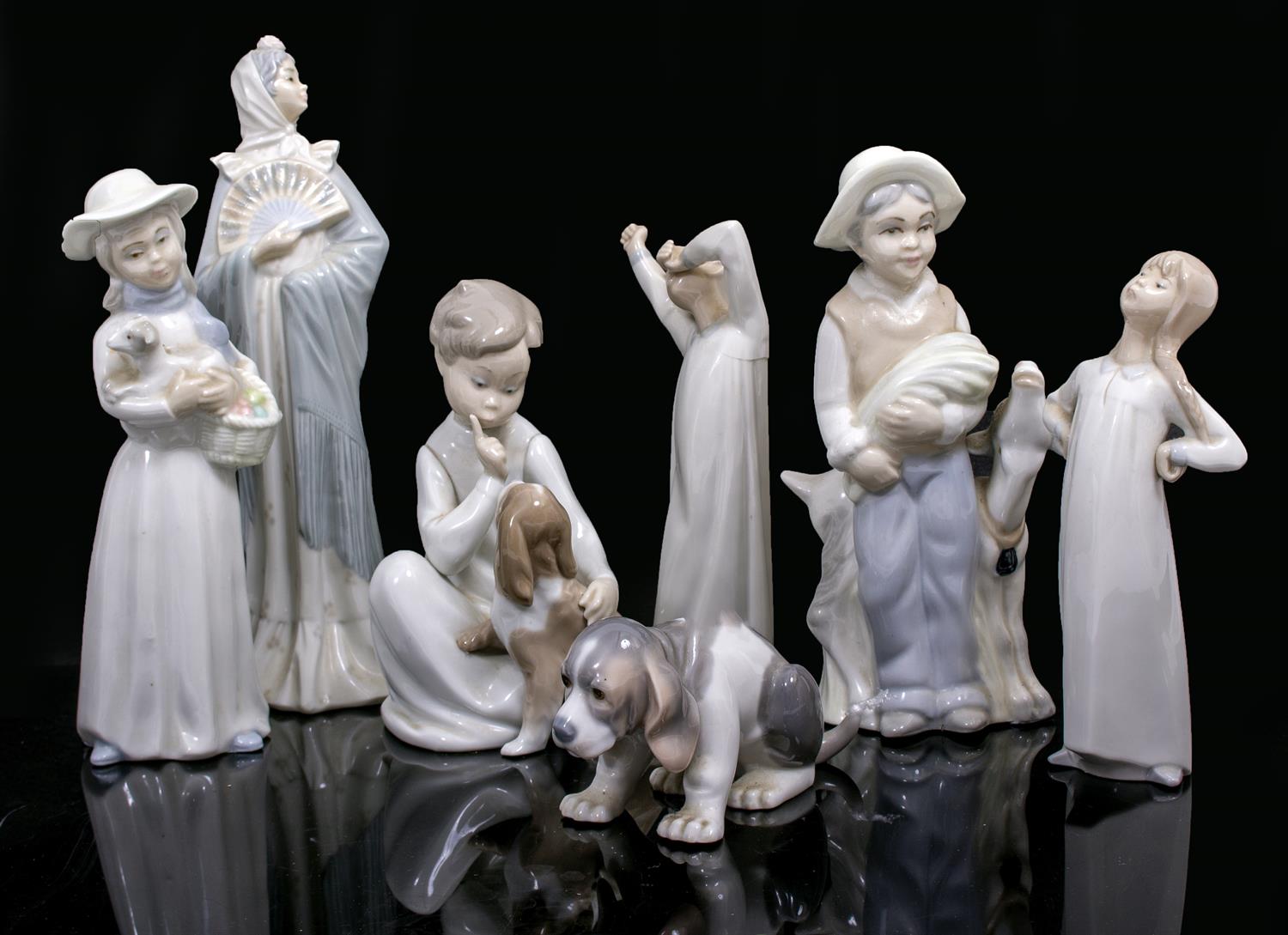 Lot 440 - A LLADRO PORCELAIN FIGURINE OF A DOG