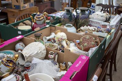 Lot 446 - A LARGE QUANTITY OF ANTIQUE AND LATER CERAMICS