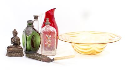 Lot 450 - A MIXED LOT OF GLASS AND METALWARE