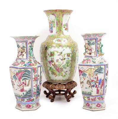 Lot 485 - A 19TH CENTURY CHINESE FAMILLE VERTE BALUSTER VASE