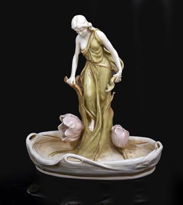 Lot 487 - A ROYAL DUX PORCELAIN FIGURINE