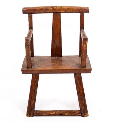 Lot 495 - AN ANTIQUE ELM CHILD'S CHAIR