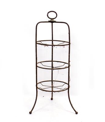 Lot 500 - A LATE 19TH / EARLY 20TH CENTURY BRASS THREE TIER POT STAND