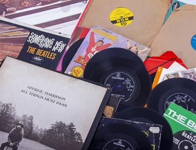 Lot 532 - A MIXED COLLECTION OF 36 VINYL RECORDS