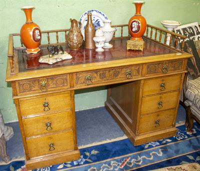 Lot 537 - A VICTORIAN OAK PEDESTAL DESK