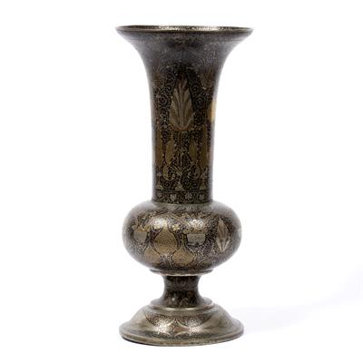 Lot 154 - Bidriware metalware vase