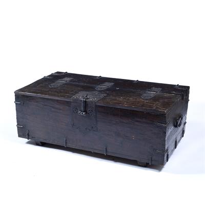 Lot 376 - Large coin chest