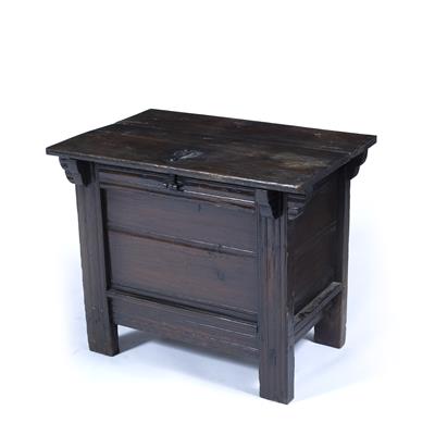 Lot 378 - Storage chest