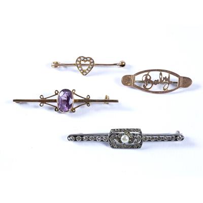 Lot 424 - Four vintage brooches