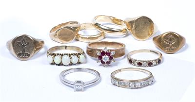 Lot 428 - Collection of gold and yellow metal rings