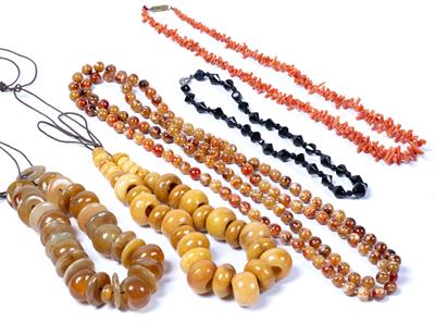 Lot 447 - Small collection of hardstone necklaces