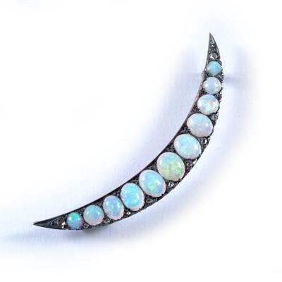 Lot 474 - Crescent brooch