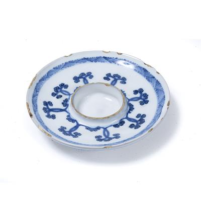 Lot 520 - Savona maiolica tremblueuse saucer