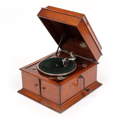 Lot 84 - A PAIN'S OAK CASED GRAMOPHONE RECORD PLAYER