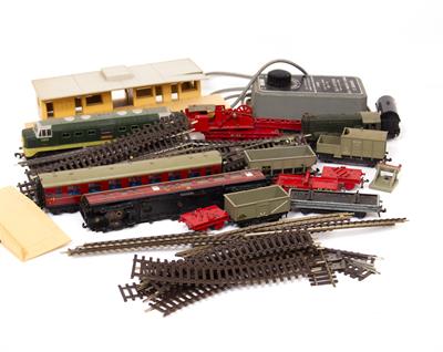 Lot 237 - A HORNBY DUBLO TRAIN SET