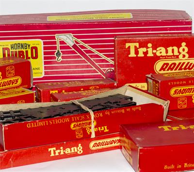 Lot 238 - A HORNBY TRIANG RAILWAYS OO GAUGE TRAIN SET