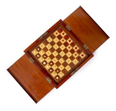 Lot 258 - A LATE 19TH/EARLY 20TH CENTURY TRAVELLING CHESS SET