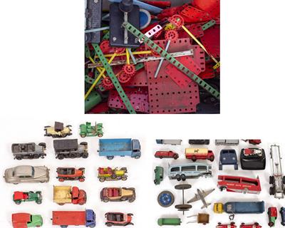 Lot 266 - A QUANTITY OF MECCANO AND TOY CARS