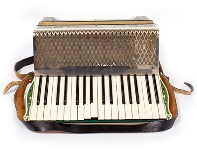 Lot 289 - A HOHNER VERDI I ACCORDION