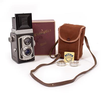 Lot 327 - A WELTAFLEX TWIN LENS MIRROR REFLEX CAMERA