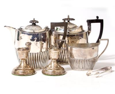 Lot 406 - AN EARLY 20TH CENTURY WALKER AND HALL SILVER TEAPOT