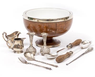 Lot 418 - A SILVER PLATED SALAD BOWL AND SERVERS