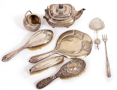 Lot 436 - A SMALL GROUP OF SILVER AND WHITE METAL