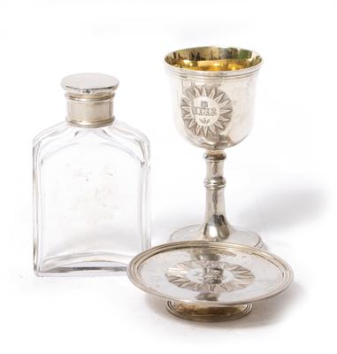 Lot 439 - A VICTORIAN SILVER AND PARCEL GILT TRAVELLING COMMUNION CHALICE AND PATON