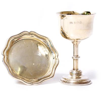 Lot 440 - A SILVER AND PARCEL GILT TRAVELLING COMMUNION SET