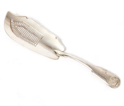 Lot 446 - A GEORGE III SILVER FISH SLICE