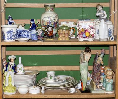 Lot 460 - A MIXED LOT OF CERAMICS