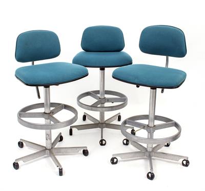 Lot 508 - A SET OF THREE BLUE UPHOLSTERED RETRO HIGH CHAIRS