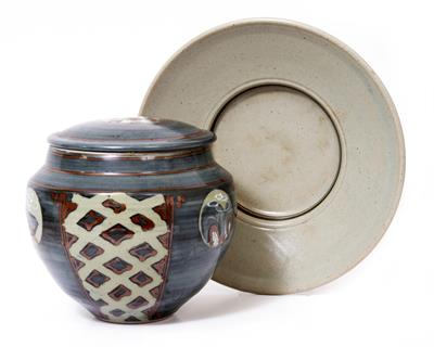 Lot 527 - A DAVID FRITH POTTERY JAR AND COVER