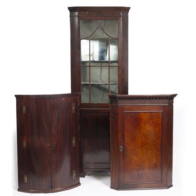 Lot 533 - A MAHOGANY FLOOR STANDING CORNER CABINET