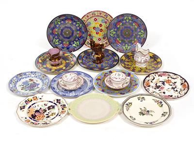 Lot 556 - A SMALL QUANTITY OF FLORAL ROYAL DOULTON PLATES