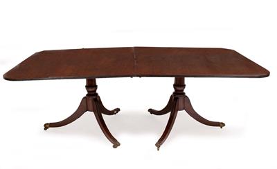 Lot 608 - A MID 20TH CENTURY GEORGIAN STYLE MAHOGANY TWIN PEDESTAL DINING TABLE