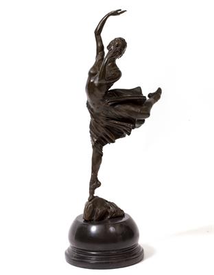 Lot 625 - A BRONZE FIGURE OF A BALLERINA