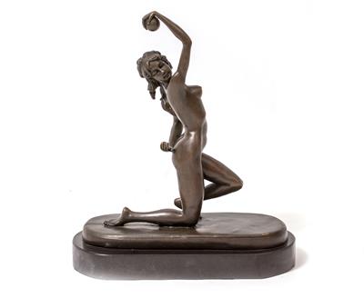 Lot 627 - A BRONZE FIGURE OF A FEMALE NUDE