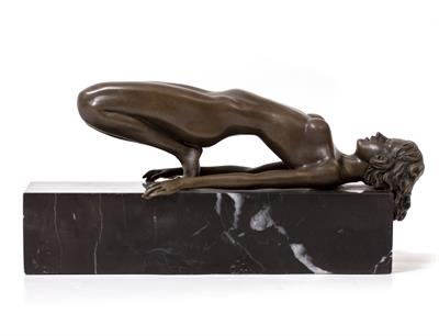 Lot 628 - A BRONZE FIGURE OF A FEMALE NUDE