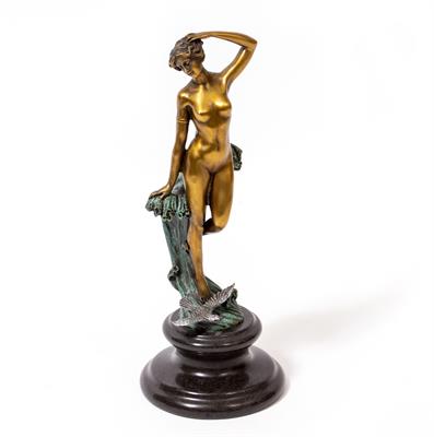 Lot 634 - A GILT BRONZE FIGURE OF A FEMALE NUDE