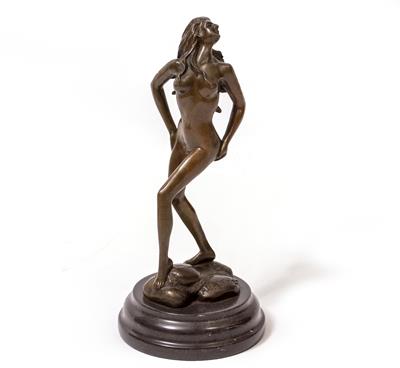 Lot 639 - A BRONZE FIGURE OF A STANDING FEMALE NUDE