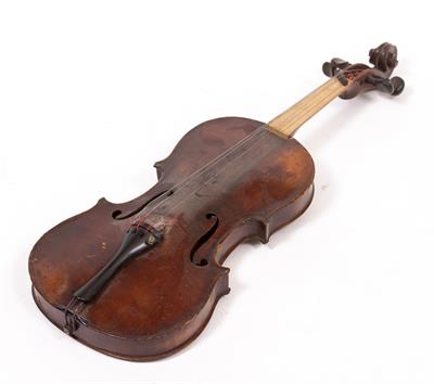 Lot 653 - AN ANTIQUE VIOLIN