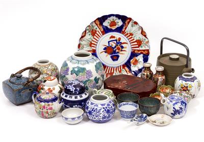 Lot 677 - A COLLECTION OF ORIENTAL CERAMICS