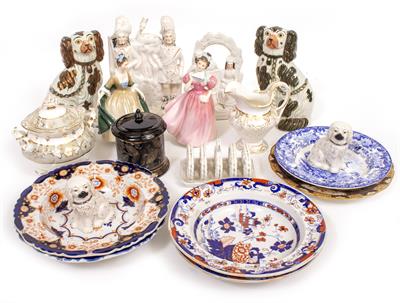 Lot 695 - A COLLECTION OF CERAMICS