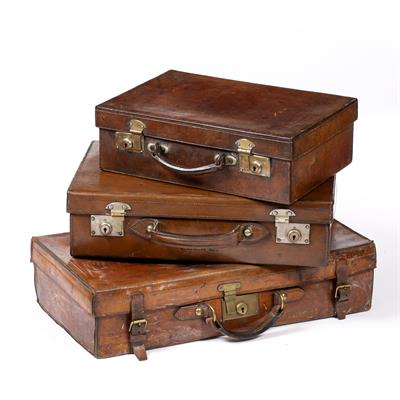 Lot 34 - A LATE 19TH/EARLY 20TH CENTURY LEATHER SUITCASE with brass lock and buckle fastenings