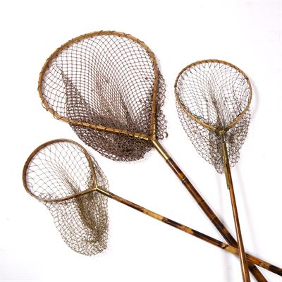 Lot 81 - AN EARLY 20TH CENTURY LANDING NET with oak hoop and brass mounted bamboo handle