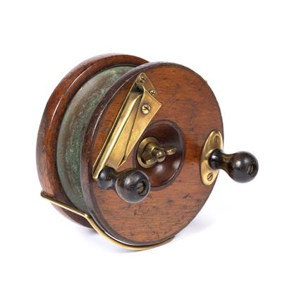 Lot 86 - A WALNUT AND BRASS MOUNTED FISHING REEL with spring handle