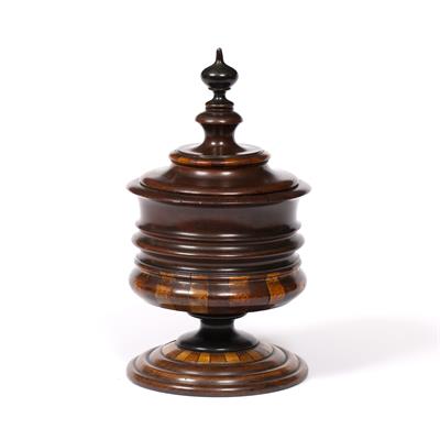 Lot 114 - AN EARLY 19TH CENTURY TREEN BALUSTER TOBACCO JAR AND COVER with banded specimen wood decoration